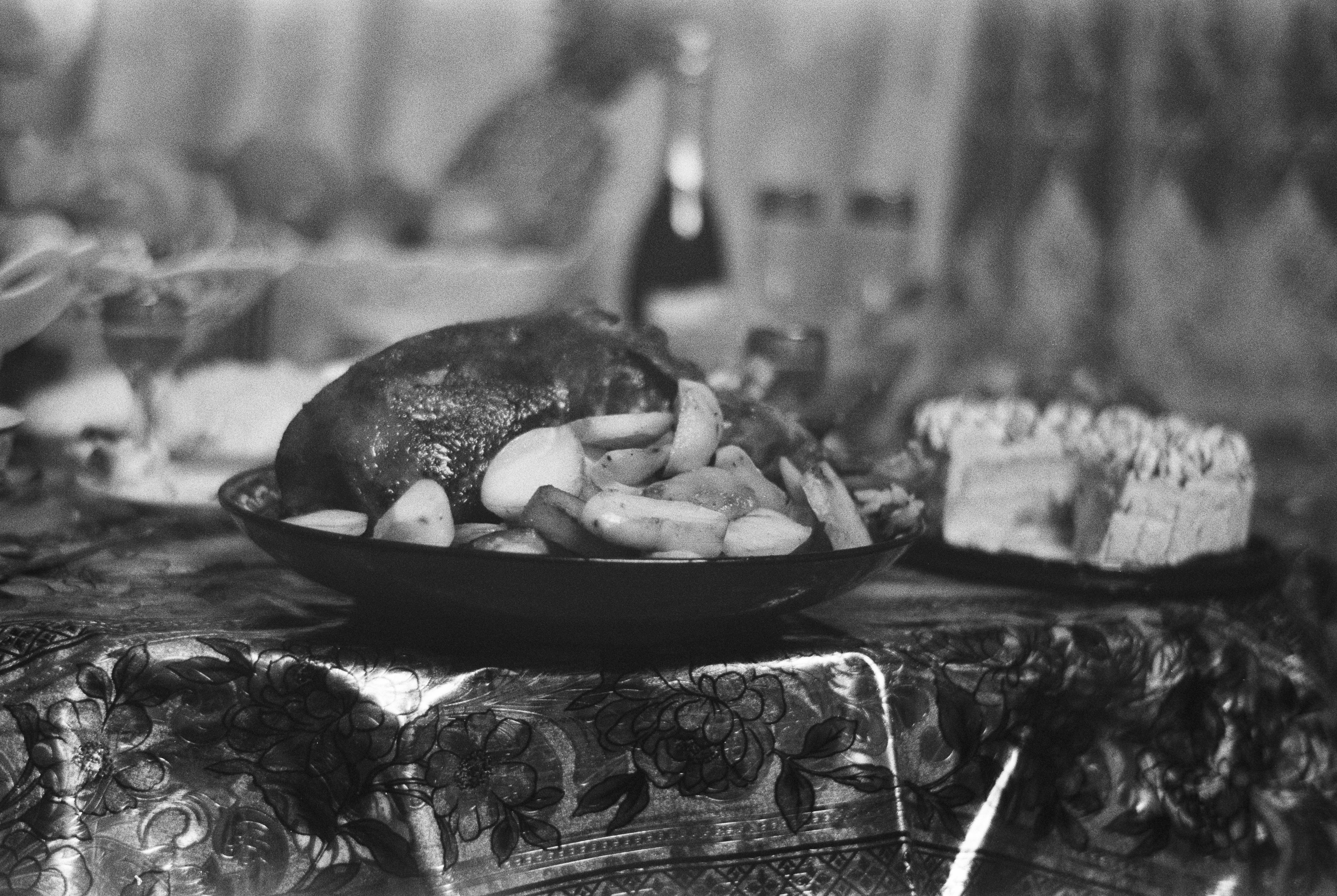 Assortment of high‑protein meals served on plates arranged on a table, illustrating a variety of breakfast, lunch, and dinner options for a 7‑day muscle‑gain meal plan.