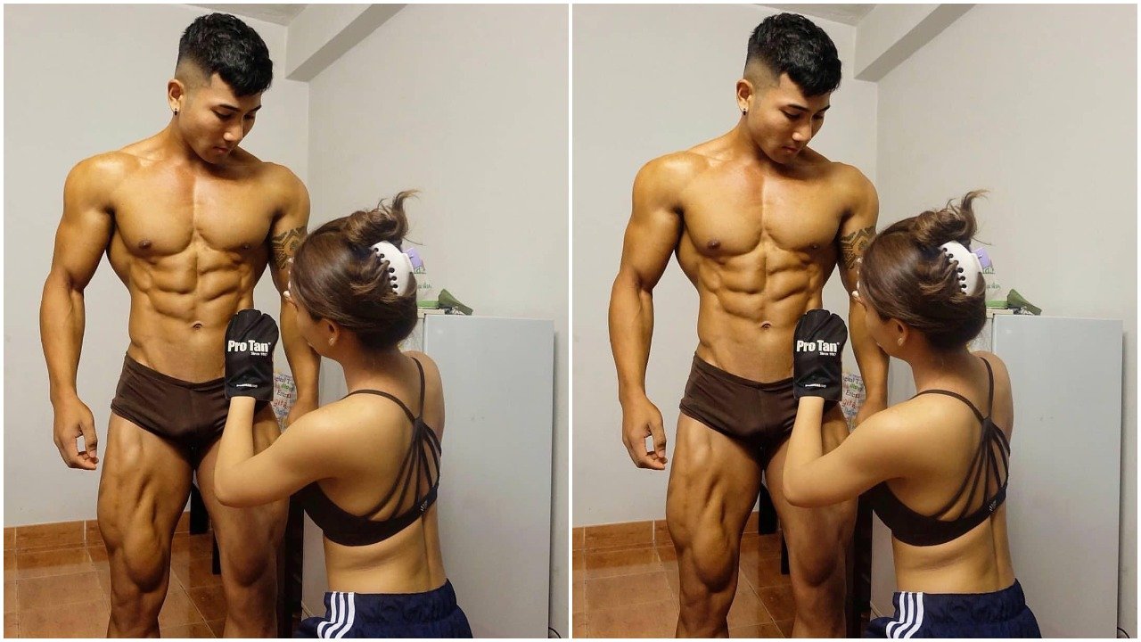 Dos atletas musculosos, un hombre de torso desnudo entrenado y una mujer con guantes Pro Tan practicando en un gimnasio, visualizando el abdomen definido.
