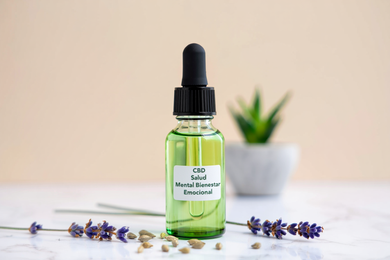 Persona relajada usando aceite de CBD para ansiedad