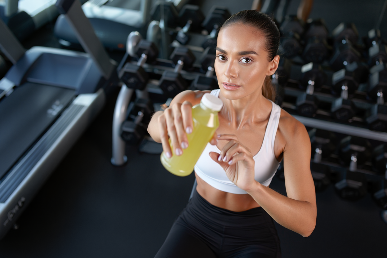 Mujer descansando después del entrenamiento