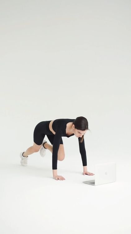 Exercice de musculation en planche sur les mains en regard d’un ordinateur, illustration d’un programme full body ou split contemporain.