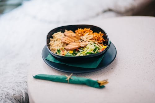 Meal prep Gericht mit Reis, Gemüse und Hähnchenstreifen auf Teller, perfekt für meal prep rezepte muskelaufbau.